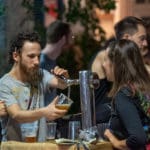 שי רילוב מוזג כוס בירה – בסטה ביט בימי שלישי בחיפה • הטברנה בשוק תלפיות (צילום: ירון כרמי)