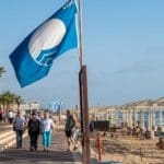 הדגל הכחול מונף בחוף דדו בחיפה (צילום: ירון כרמי)