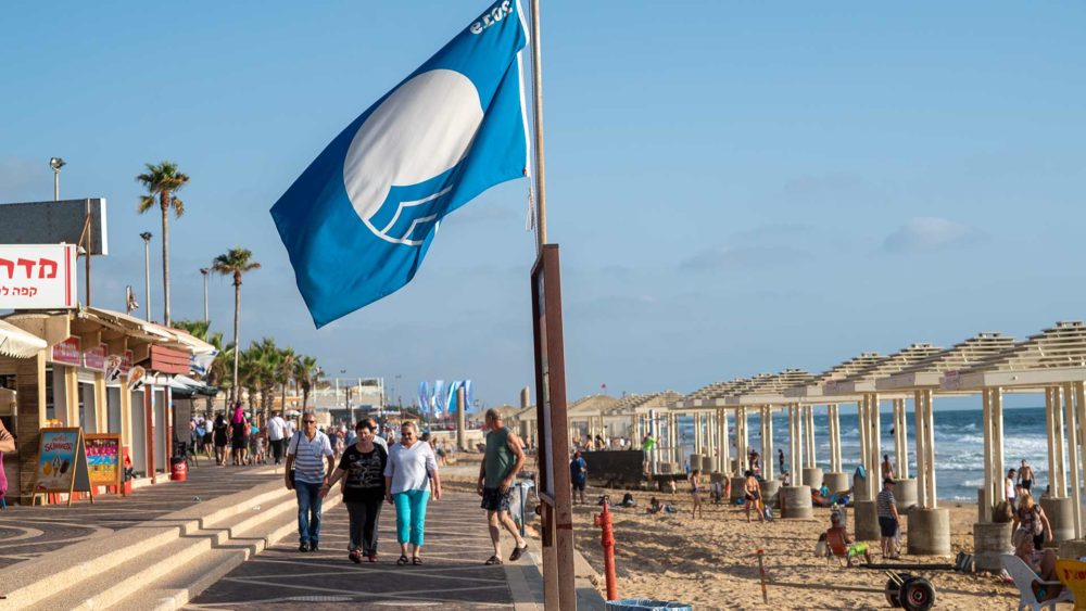 הדגל הכחול מונף בחוף דדו בחיפה (צילום: ירון כרמי)