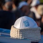 כיפה – בית תפילה ישראלי – קבלת שבת ציבורית מול השקיעה בחוף דדו בחיפה (צילום: ירון כרמי)
