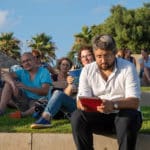 קבלת שבת ציבורית מול השקיעה בחוף דדו בחיפה (צילום: ירון כרמי)