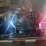 שריפה בבית קפה ברחוב אוסישקין בקרית מוצקין (צילום: כבאות והצלה – מחוז חוף)