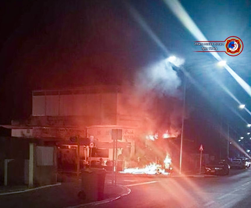 שריפה בבית קפה ברחוב אוסישקין בקרית מוצקין (צילום: כבאות והצלה - מחוז חוף)