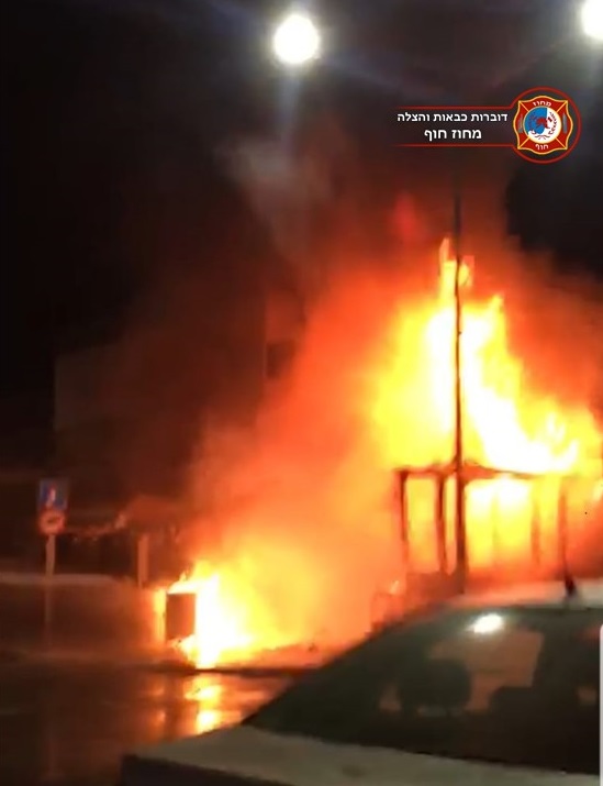 שריפה בבית קפה ברחוב אוסישקין בקרית מוצקין (צילום: כבאות והצלה - מחוז חוף)