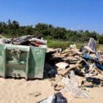 ערימות פסולת בחוף הים ממאהלים לא חוקיים (צילום: רמ"י – רשות מקרקעי ישראל)