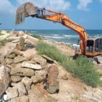 פינוי פסולת בניין מחופי ראש הכרמל (צילום: גארי שיינמן)