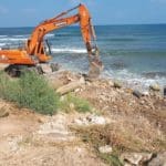 פינוי פסולת בניין מחופי ראש הכרמל (צילום: גארי שיינמן)