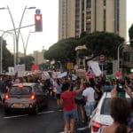 חסימת הכביש במרכז הכרמל – מחאת ההורים בחיפה נגד התעללות בילדים (צילום: מיכל ירון)