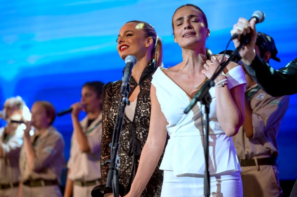 אילנית לוי ויעל בר זוהר במהלך המופע לזיכרו של אמיר ז"ל (צילום: יוסי פנסו).  