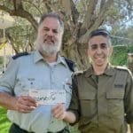 עדי לסקר, קצין הבטיחות הגדודי עם קצין מילואים ראשי (צילום: חי פה)