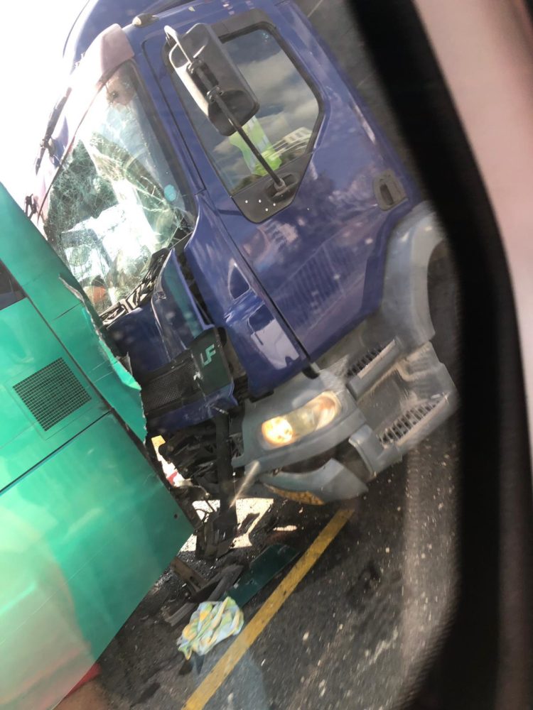 תאונה משאית עם אוטובוס צילום עופר גינו