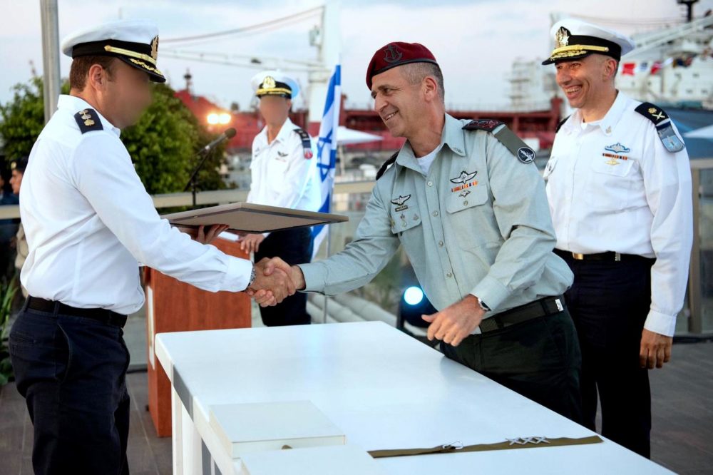 הענקת אות הערכה למפקד שייטת ספינות הטילים, אלוף-משנה גיא גולדפרב (צילום דובר צה