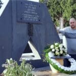 לירן (אלזסר) חולצה אפורה ליד מצבתו של אבי רן ז"ל, בבית העלמין בחיפה (צילום: אדיר יזירף)