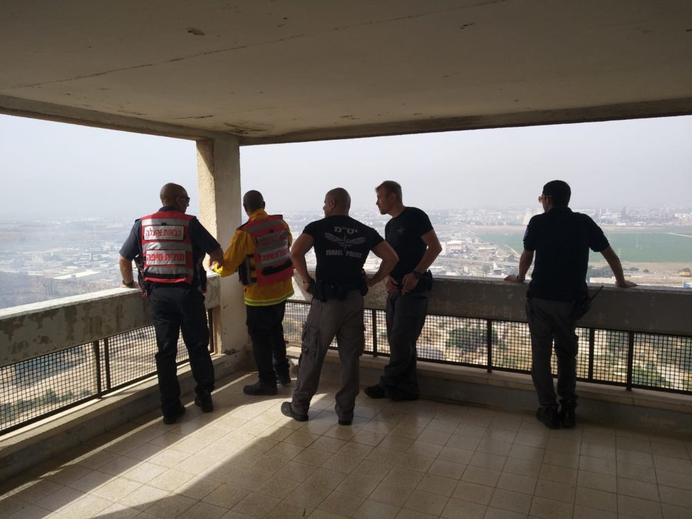 חילוץ דיירים מהשריפה שפרצה בכניסה לחיפה (צילום: לסקר את יעקב)