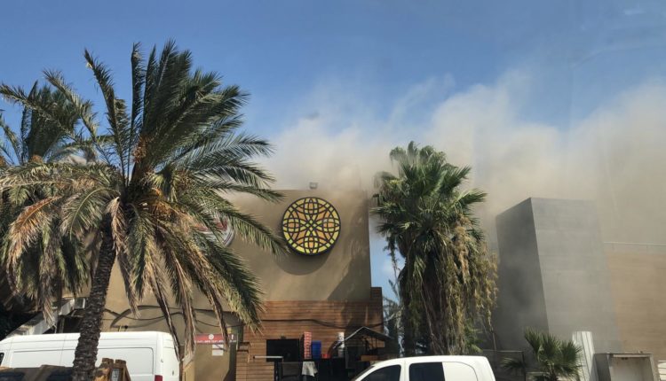 שריפה בחיפה, מסעדת שוואטינא בבת גלים (צילום: ניר הופמן ...