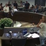 נחשון צוק ויואב רמתי – סערת הדגלי במהלך השידור החי של ישיבת מועצת העיר  חיפה (צילום: עיריית חיפה)