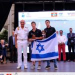 מניפים בגאווה את דגל ישראל – תומר הנדל ואביב רוזן משייט חיפה זכו במקום ה-4 באליפות אירופה לנוער במפרשית 420 שנערכה בגליסיה שבספרד (צילום: איגוד השייט הבינלאומי)