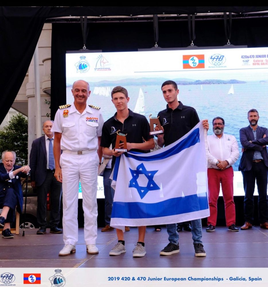 מניפים בגאווה את דגל ישראל - תומר הנדל ואביב רוזן משייט חיפה זכו במקום ה-4 באליפות אירופה לנוער במפרשית 420 שנערכה בגליסיה שבספרד (צילום: איגוד השייט הבינלאומי)