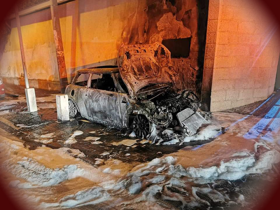 שריפת כלי רכב ברחוב עבאס בחיפה (צילום: לוחמי האש)
