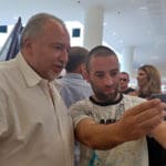 ח״כ אביגדור ליברמן נפגש הבוקר עם עשרות פעילים מרכזיים במטה ״ישראל ביתנו״ בחיפה (צילום: דוברות ישראל ביתנו)