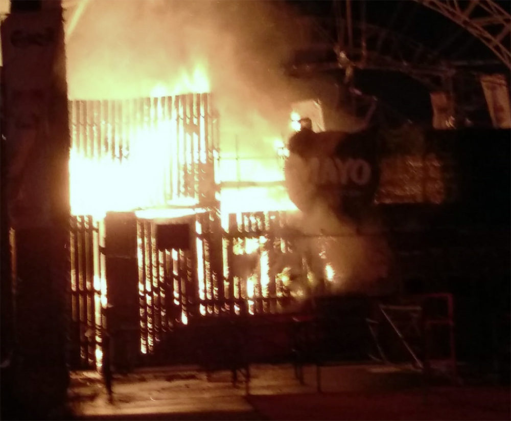שרפה כילתה את מועדון מאיו (MAYO) ברחוב חלוצי התעשייה בחיפה (צילום: איחוד הצלה)