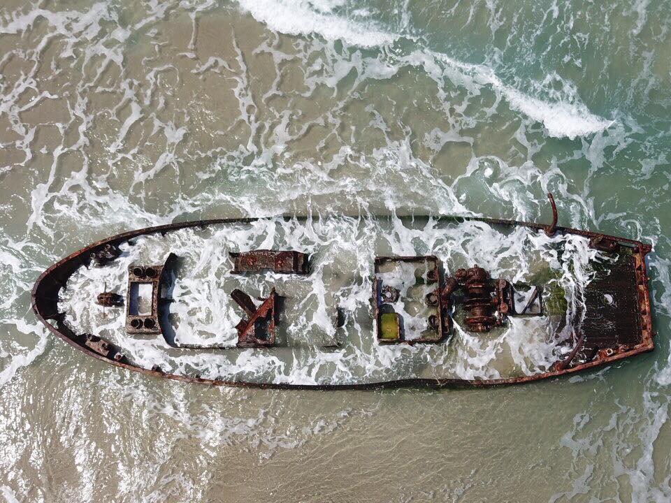 ספינת הדיג הטרופה "נץ" (אלישבע) בחוף הבונים (צילום: מרום בן אריה צילומי אוויר - 054-869-4777)