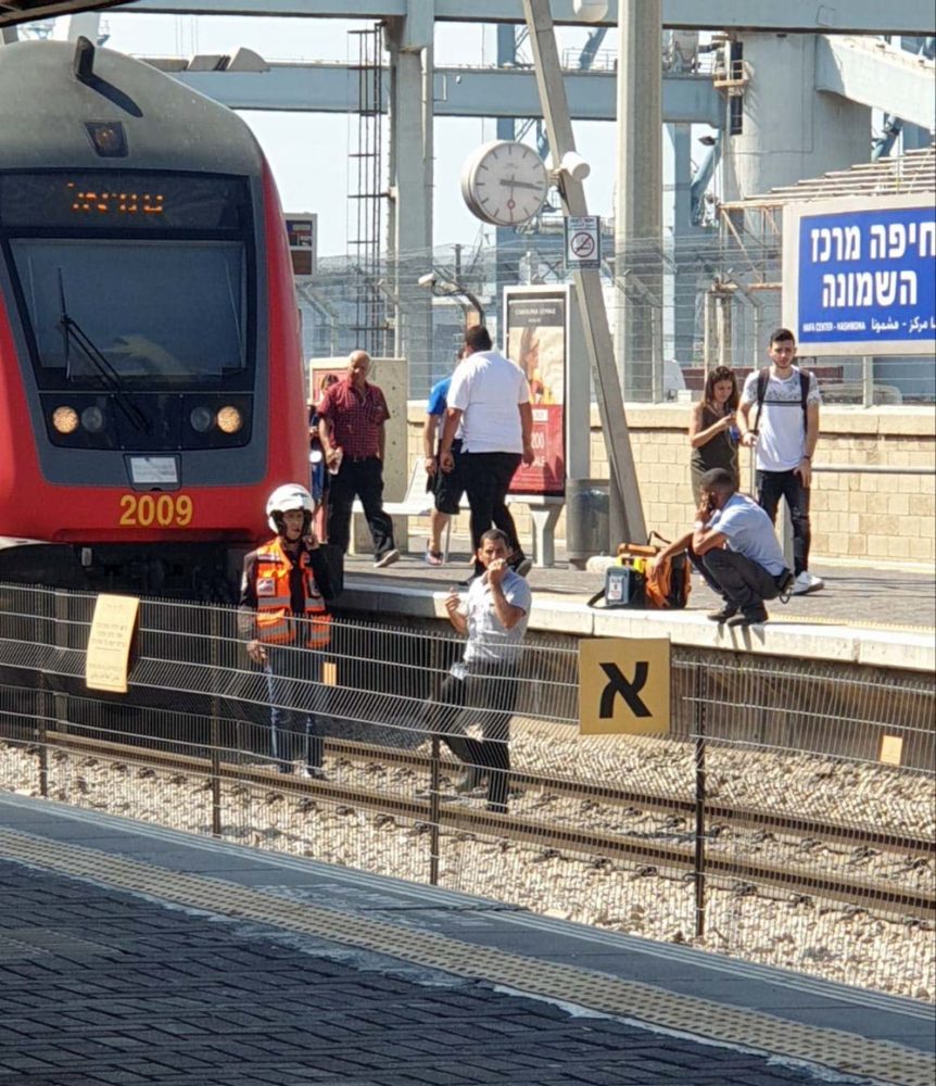 אדם נפגע מהרכבת ונהרג בתחנת הרכבת מרכז השמונה בחיפה (צילום: חי פה)