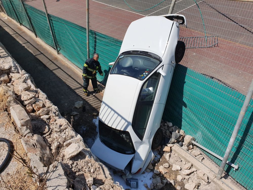 רכב נפל ממצוק בגובה ארבעה מטרים לכיוון מגרשי הטניס שברחוב ביכורים בחיפה (צילום: לוחמי האש)
