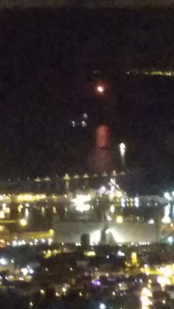 פצצות תאורה בים מול נמל חיפה (צילום: רותי ליבוביץ')