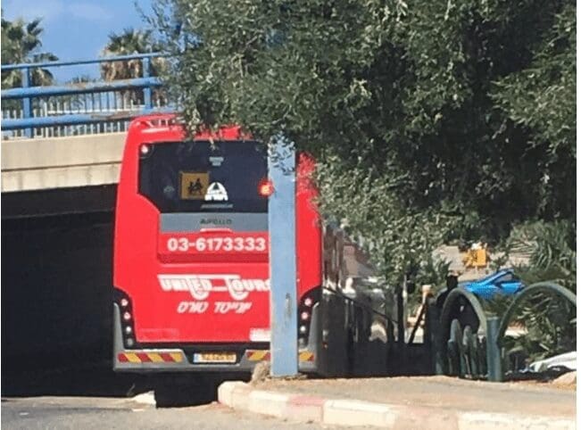 אוטובוס של יונייטד טורס נתקע בכניסה לתחנת רכבת חוף הכרמל חיפה מכיוון תחנת האוטובוס
