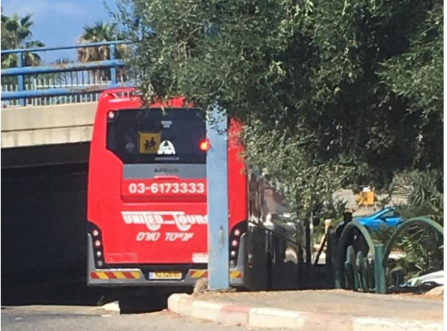 אוטובוס של יונייטד טורס נתקע בכניסה לתחנת רכבת חוף הכרמל חיפה מכיוון תחנת האוטובוס
