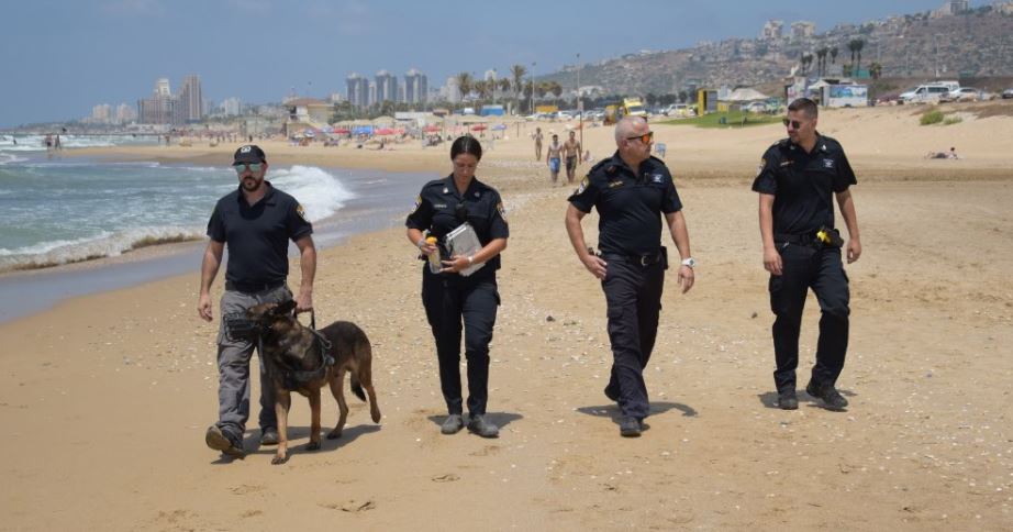 סיור בחוף בחיפה משטרת ישראל (צילום דוברות המשטרה)