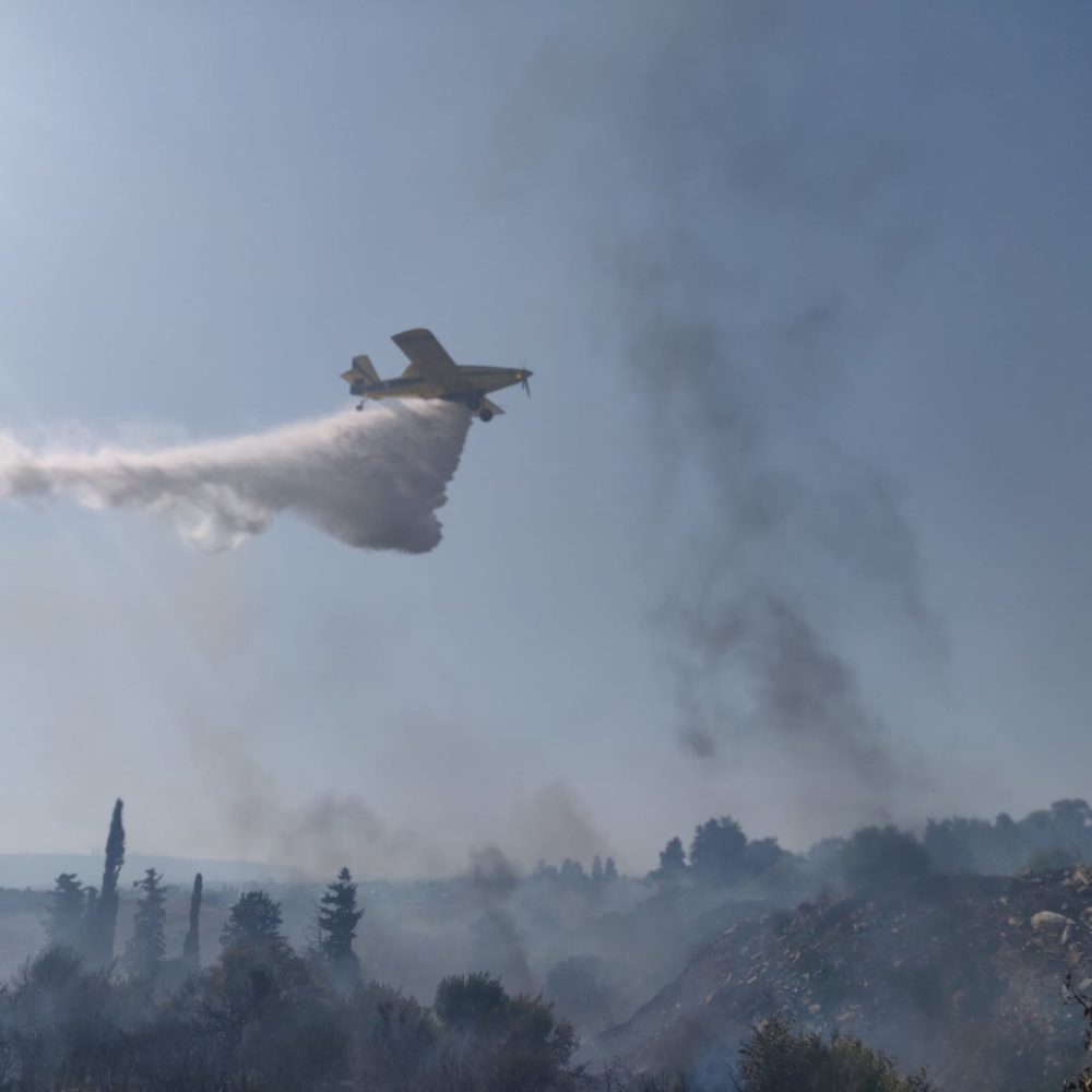 מטוס כיבוי אש שריפה גדולה בשטח פתוח באזור גבעת טל משתוללת (צילום כבאות)