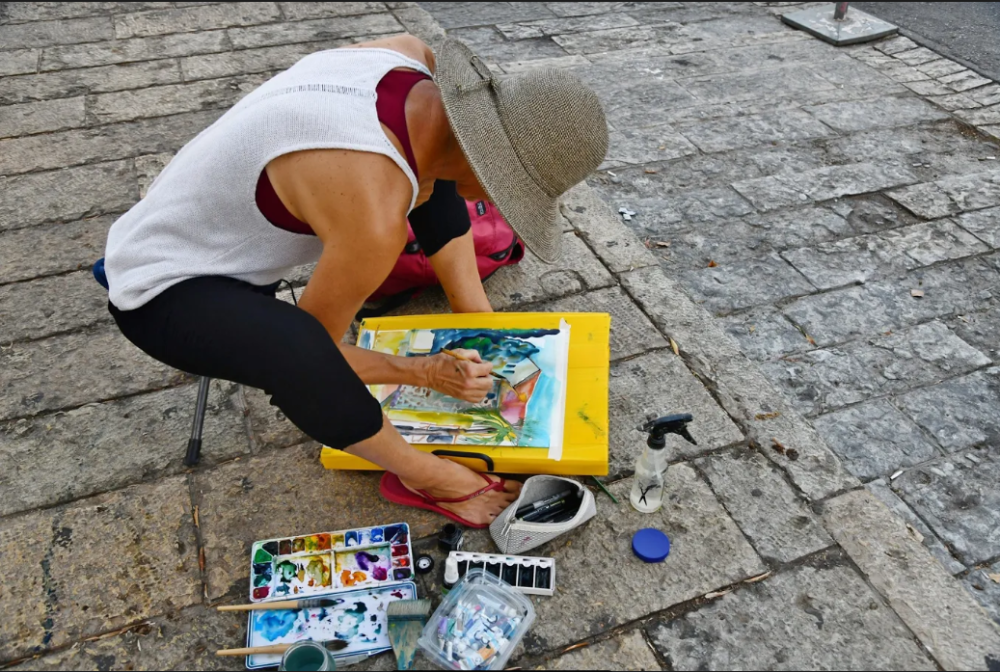 אומנות רחוב חיה במושבה הגרמנית בחיפה (צילום: ארתור מינצר)