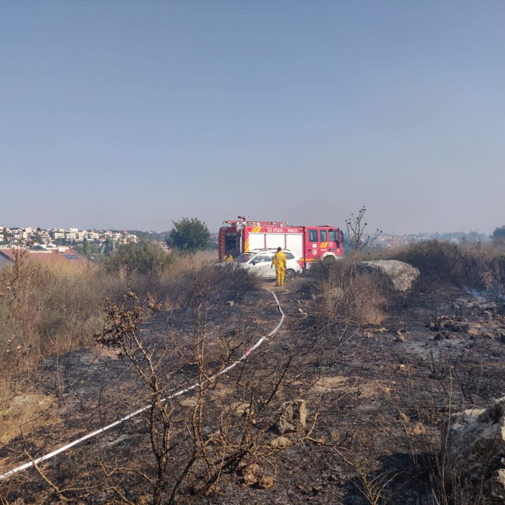 מטוס כיבוי אש שריפה גדולה בשטח פתוח באזור גבעת טל משתוללת (צילום כבאות)
