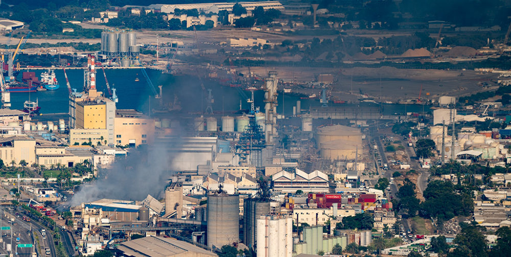 עשן רווי בסיבי אסבסט מכסה את השמים באזור מפרץ חיפה בעת השרפה במפעל שמן (צילום: ירון כרמי)