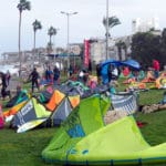 קייטסרפינג וגולשי רוח נערכים לכניסה למים – טיילת בת גלים – סערת חורף (צילום: ירון כרמי)