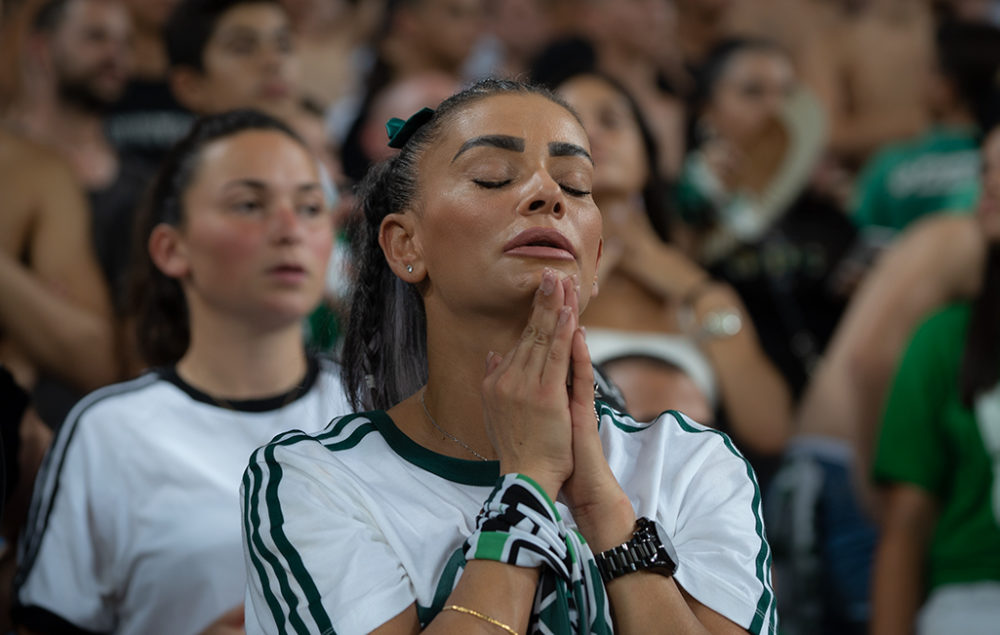 נושאת תפילה - אוהדת מכבי חיפה - כדורגל (צילום: ירון כרמי)