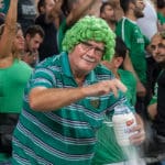 ואסילי מפזר סוכר למזל טוב – מכבי חיפה – כדורגל (צילום: ירון כרמי)