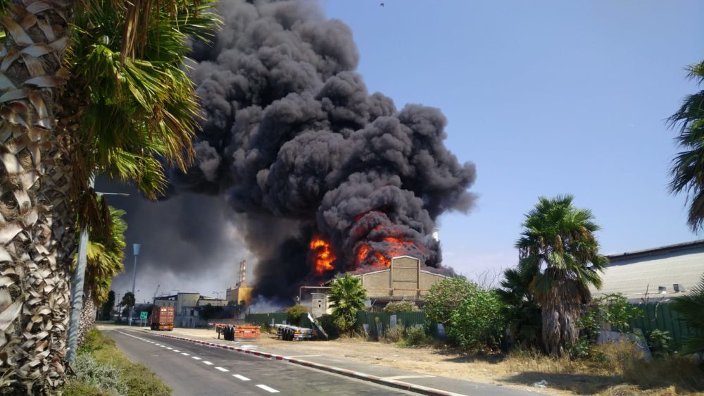 שריפה במפעל שמן (צילום: המשרד להגנת הסביבה)