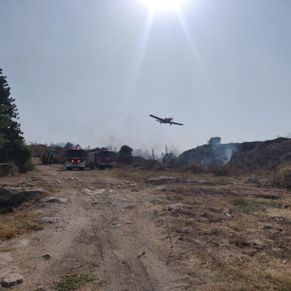 מטוס כיבוי אש שריפה גדולה בשטח פתוח באזור גבעת טל משתוללת (צילום כבאות)