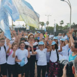 עינת קליש-רותם  עם ילדי אהוד שלמה תל • יום ההליכה הבינלאומי בטיילת חוף הים בחיפה (צילום: מאיה שפירר-אבני)