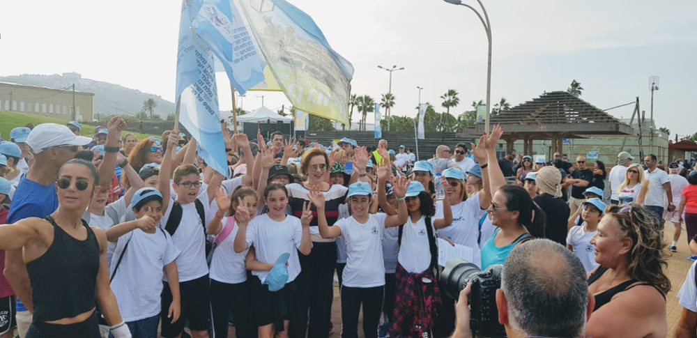 עינת קליש-רותם עם ילדי אהוד שלמה תל • יום ההליכה הבינלאומי בטיילת חוף הים בחיפה (צילום: מאיה שפירר-אבני)