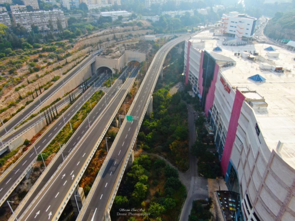 מחלפי מנהרות הכרמל מעל נחל הגיבורים בחיפה (צילום: מרום בן אריה - צילומי אוויר 054-869-4777)