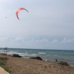 גולשי kitesurfing  בחוף הגולשים בבת גלים (צילום רחפן – מרום בן אריה)