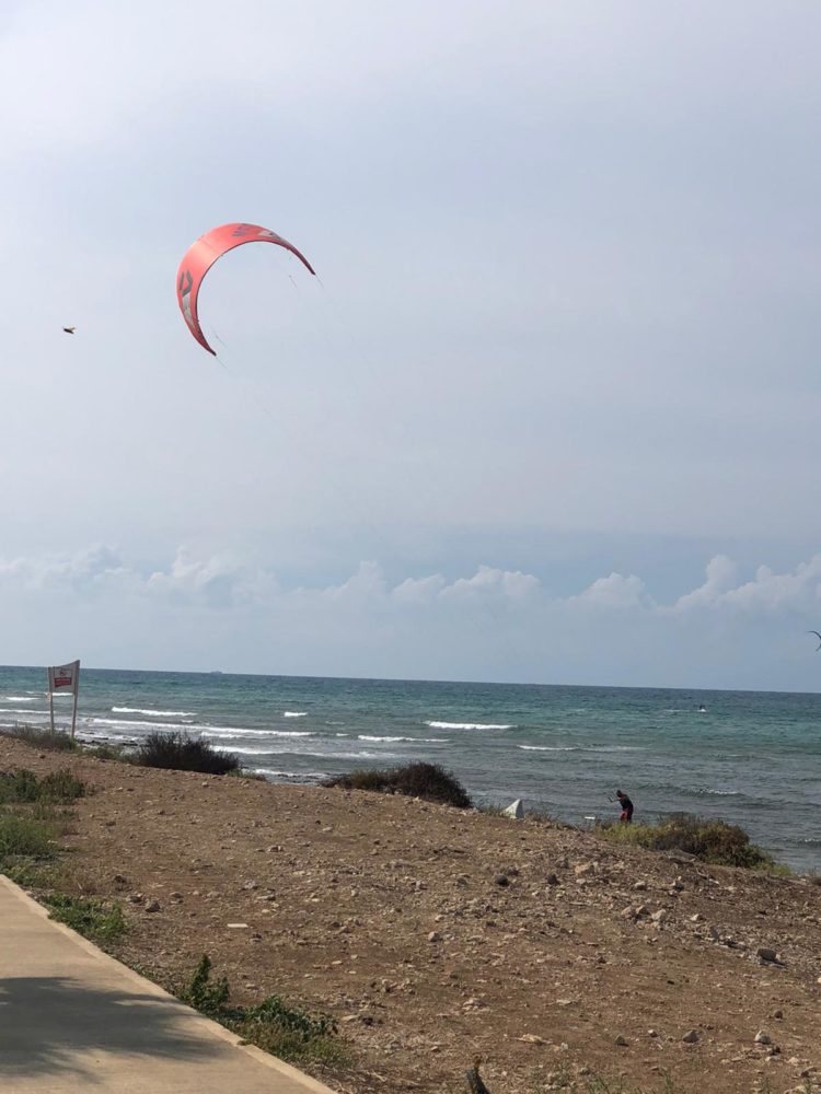 גולשי kitesurfing בחוף הגולשים בבת גלים (צילום רחפן - מרום בן אריה)