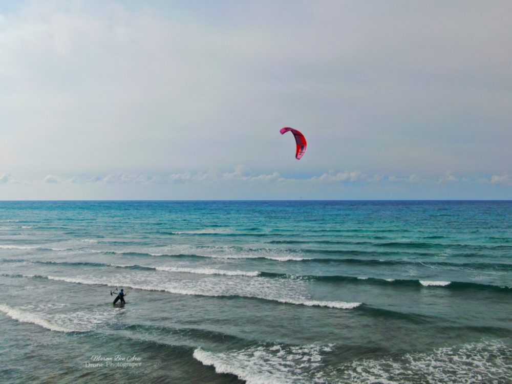 גולשי kitesurfing בחוף הגולשים בבת גלים (צילום רחפן - מרום בן אריה)
