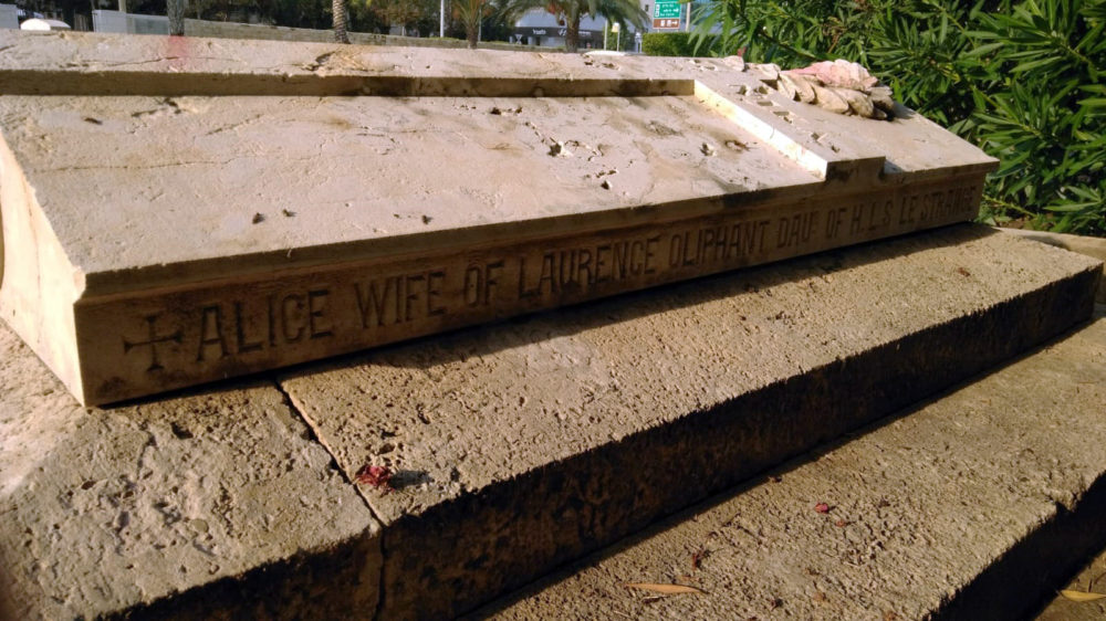 קברים שהושחתו בבית העלמין הבריטי ברחוב יפו בחיפה (צילום: חי פה)