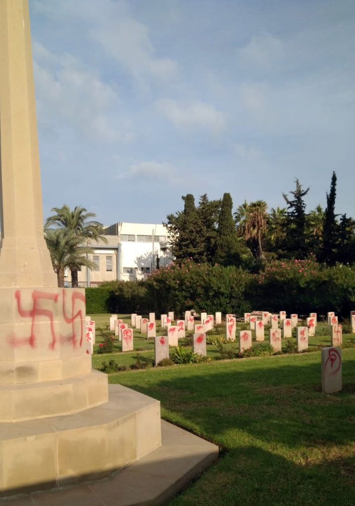קברים שהושחתו בבית העלמין הבריטי ברחוב יפו בחיפה (צילום: חי פה)