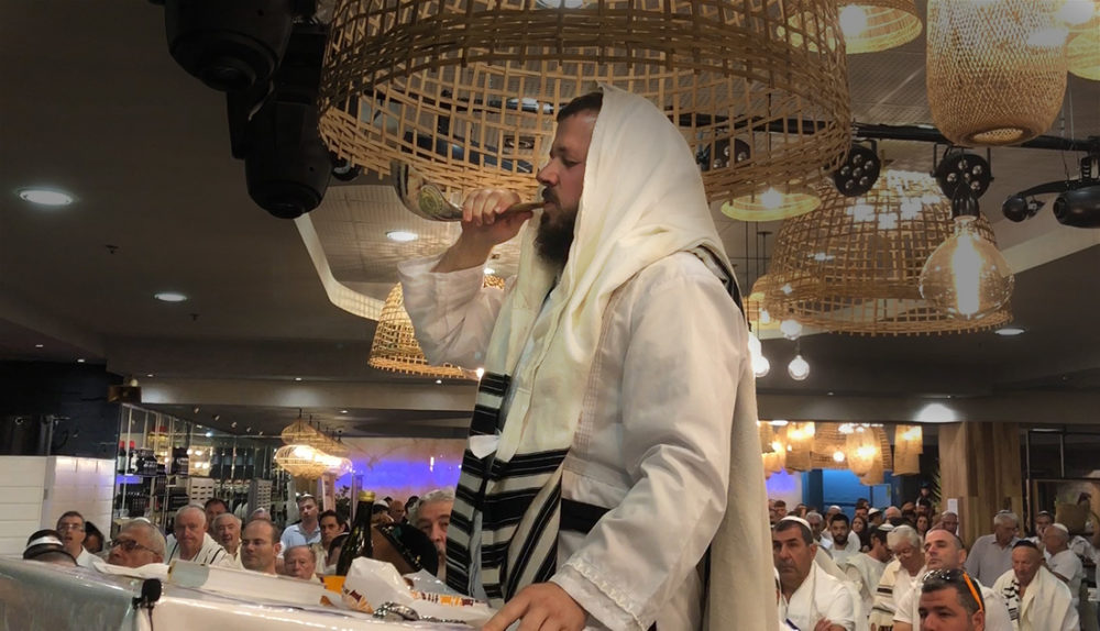 הרב יהודה גינזבורג תוקע בשופר - נעילת הצום - הכרמל הצרפתי בחיפה (צילום: ירון כרמי)